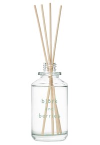 Glasdiffusorflasche, gefüllt mit klarem Flüssigkeit, mit sechs Holzstäbchen und hellgrünem Text, der "björk and berries" liest.