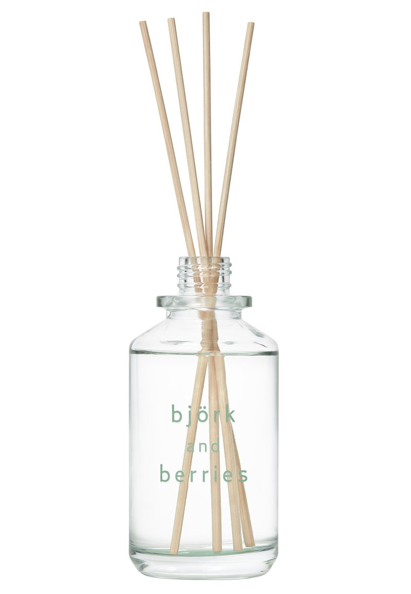 Glasdiffusorflasche, gefüllt mit klarem Flüssigkeit, mit sechs Holzstäbchen und hellgrünem Text, der "björk and berries" liest.