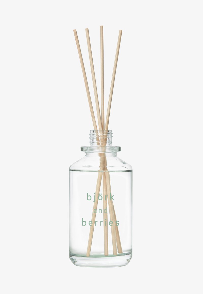 Glasdiffusorflasche, gefüllt mit klarem Flüssigkeit, mit sechs Holzstäbchen und hellgrünem Text, der "björk and berries" liest.