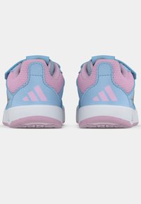 Μπλε και ροζ αθλητικά παπούτσια με διχτυωτό επάνω μέρος, επένδυση στον γιακα, λουράκι με βέλκρο και λευκή ελαστική σόλα. Διαθέτουν λογότυπο σε ροζ στο τακούνι.