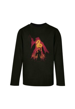 Schwarzes Langarmshirt mit grafischem Design einer Figur und einem Drachen in feurigen Rot- und Gelbtönen, mit dunklen Klauen und Flammen.