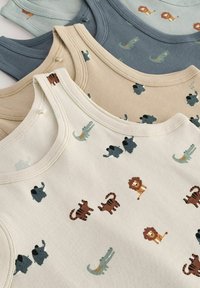 Quattro canottiere per bambini di vari colori: azzurro chiaro, blu scuro, beige e crema, con motivi di animali e realizzate in morbido cotone.