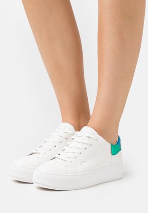 Hvide lædersneakers med en struktureret grøn og blå accent på hælen, med en rund tå og flad gummisål.