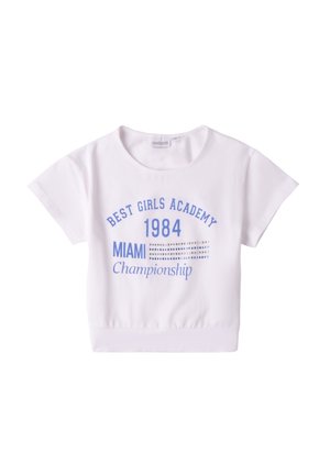 Top corto de manga corta blanco, hecho de algodón suave, que presenta texto impreso en azul: "ACADEMIA DE LAS MEJORES CHICAS 1984 CAMPEONATO DE MIAMI" con acentos decorativos.