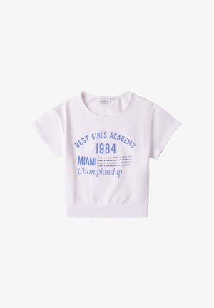 Top corto de manga corta blanco, hecho de algodón suave, que presenta texto impreso en azul: "ACADEMIA DE LAS MEJORES CHICAS 1984 CAMPEONATO DE MIAMI" con acentos decorativos.