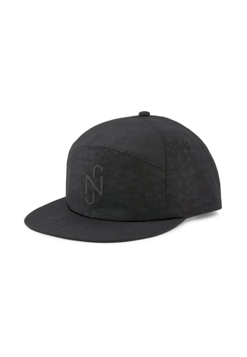 Svart caps laget av teksturert stoff, med flap skjerm og et frontlogo. Designet har en strukturert form med en sømløs krone.
