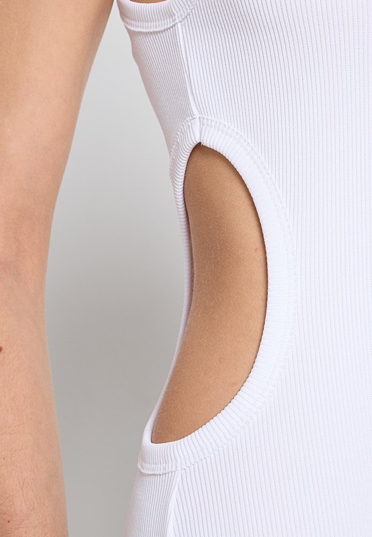 Bodysuit blanco con relieve que presenta secciones laterales con corte, bordes sin costuras y un diseño ajustado que realza la forma del cuerpo.
