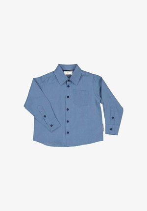 Blå langærmet skjorte med knapper, krave, brystlomme og manchetter med knapper, designet til et barn, lagt fladt på en hvid baggrund.