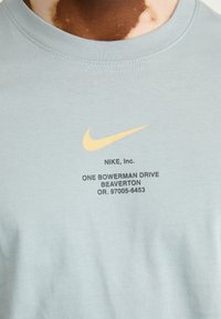 Nike Sportswear TEE - Apdrukāts T-krekls - light pumice