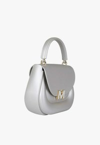 Bolso de cuero gris con forma redondeada, que presenta un cierre de solapa y un adorno dorado con el logo 'M'. Textura suave y asa corta.