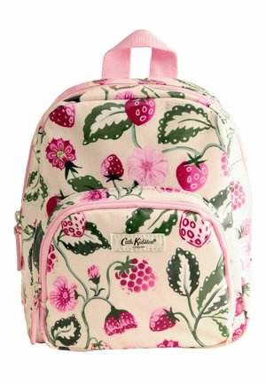 Petit sac à dos rose avec des fraises rouges, des feuilles vertes, des fleurs roses et une poche avant étiquetée « Cath Kidston London ».