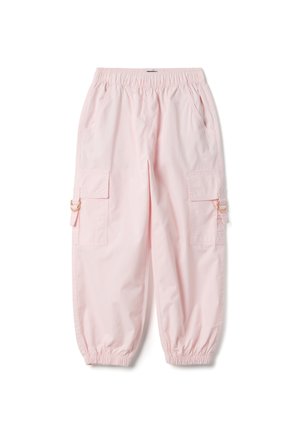 Lichtroze cargobroek met elastische tailleband en boorden, voorzien van meerdere zakken en decoratieve gouden ringen aan de zijkanten van de zakken.