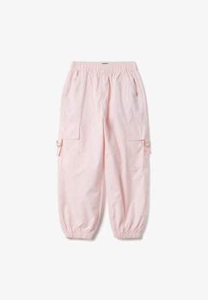 Pantalones cargo rosa claro con cintura y puños elásticos, con múltiples bolsillos y aros decorativos dorados en los bolsillos laterales.