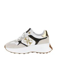 Sneaker con tomaia in pelle bianca, dettagli in suede grigio, lati neri con motivo e dettagli in oro. Presenta una suola bianca spessa.