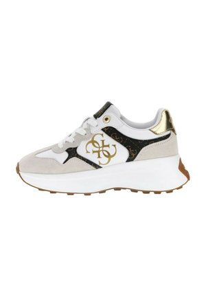 Sneaker con tomaia in pelle bianca, dettagli in suede grigio, lati neri con motivo e dettagli in oro. Presenta una suola bianca spessa.