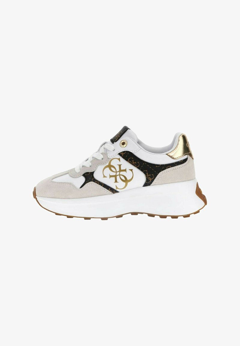 Sneaker con tomaia in pelle bianca, dettagli in suede grigio, lati neri con motivo e dettagli in oro. Presenta una suola bianca spessa.