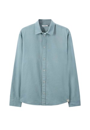Chemise à manches longues bleu clair, boutonnée, fabriquée dans un tissu doux et texturé ; dotée d'un col classique et d'un ourlet arrondi avec des accents de couture subtils.