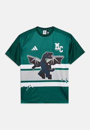 Zielona i biała koszulka z pikselową czarną grafiką smoka, logo Minecraft i logo Adidas z przodu.