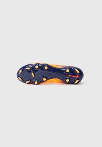 Semelle de crampons de football Nike en orange vif et violet. Design arrondi et texturé avec six crampons jaunes pour une traction optimale. Détail de marque discret.