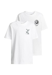 Divas baltas kokvilnas t-krekli ar priekšējiem dizainiem: viens ar skeiteru grafiku un otrs ar pilējoša 8-bola motīvu.