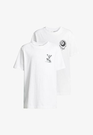 Biała bawełniana koszulka z małym czarnym motywem biliardowej ósemki w stylu spływającym, zestawiona z czarnymi spodniami i szarymi sneakersami z neonowozielonymi akcentami.