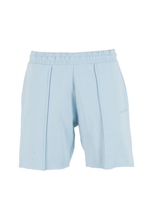 Pantalones cortos de algodón azul claro con cinturilla elástica, con dos pliegues frontales y un diseño sencillo. Sin patrones ni accesorios adicionales.