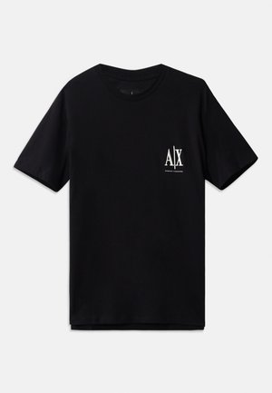 Svart kortermet t-skjorte laget av bomull, med en liten hvit logo på venstre bryst. Enkel rund hals design, glatt tekstur.