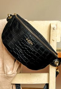 Gusti Leder ANNABELLE - Torba čez telo - schwarz