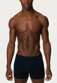 Nattblå boxer shorts i mjuk bomull. Har en snug passform, elastisk midjeband med kontrasterande kant, och en frontficka design.