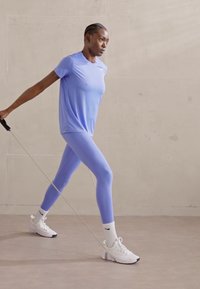 Nike Performance TEE - Camiseta deportiva - royal pulse