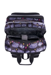 Zaino a motivi neri e viola con testo grafico ed emoji. Multipli scomparti con una zip prominente e un manico in tessuto.