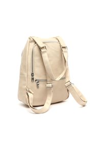 Šviesiai rudos odos kuprinė su keliais užtrauktukais, reguliuojamomis petnešomis ir struktūrizuotu dizainu. Lygi tekstūra su sidabrinėmis detalėmis.