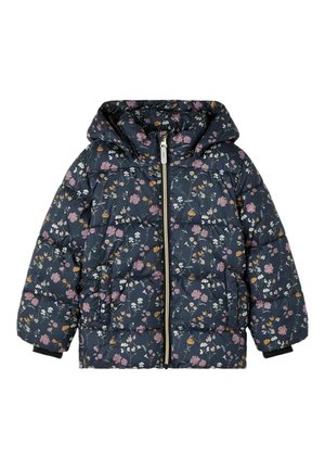 Granatowa pikowana kurtka z kapturem, przednim zamkiem błyskawicznym, bocznymi kieszeniami oraz kwiatowym wzorem w kolorach różowym, białym i pomarańczowym.