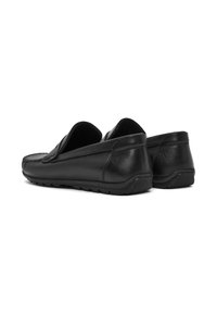 Schwarze Lederloafers mit runder Zehenpartie, strukturiertem Obermaterial, niedrigem Absatz und Gummisohle. Zu den Merkmalen gehören Nähte und ein unkompliziertes Slip-On-Design.