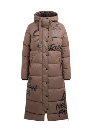 Langer, brauner Puffer-Mantel mit Kapuze, ausgestattet mit gestepptem Design, Reißverschlusstaschen und schwarzen grafischen Textakzenten auf der Vorderseite.