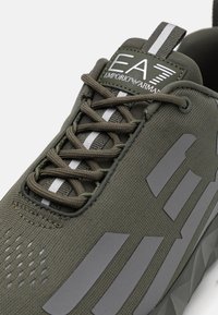 EA7 Emporio Armani ULTIMATE KOMBAT UNISEX - Sportcipő - triple beetle/silver