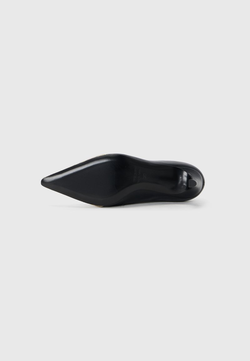 Schwarzer High Heel mit spitzem Zehenbereich. Glattes, glänzendes Material und konturierte Form. Die Sohle ist leicht strukturiert und besitzt ein Clip-Element.