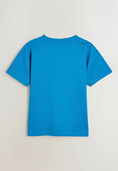 T-shirt à manches courtes en coton bleu vif, doté d'un col rond et d'un ourlet droit. Texture lisse sans motifs ni accents.