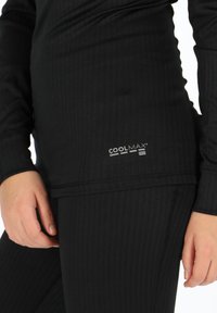 Czarny longsleeve z ribbową strukturą, z logo COOLMAX® Pro. Materiał oferuje dopasowany krój z rozciągliwością.
