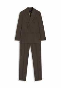 Costume marron foncé croisé avec revers crantés, poches plaquées devant, poignets à boutons et pantalon droit assorti.