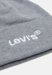 Berretto lavorato a maglia grigio realizzato in tessuto morbido, con logo "Levi's" ricamato in bianco e un design semplice e texturizzato.