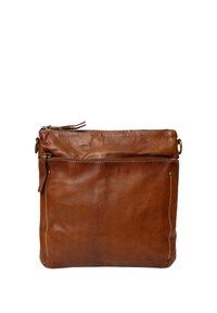 Borsa a tracolla in pelle marrone con finitura testurizzata, chiusura con zip superiore e tasca frontale a soffietto. Dettagli in hardware di ottone e cuciture bianche.