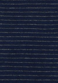 Granatowy dzianinowy materiał z poziomymi jasnoszarymi paseczkami. Tekstura jest prążkowana, co zapewnia miękki i elastyczny wygląd.