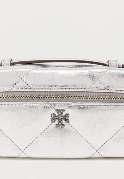 Clutch de couro prateado com textura matelassé, pega superior e fecho de correr frontal. Apresenta um detalhe decorativo com logo prateado.