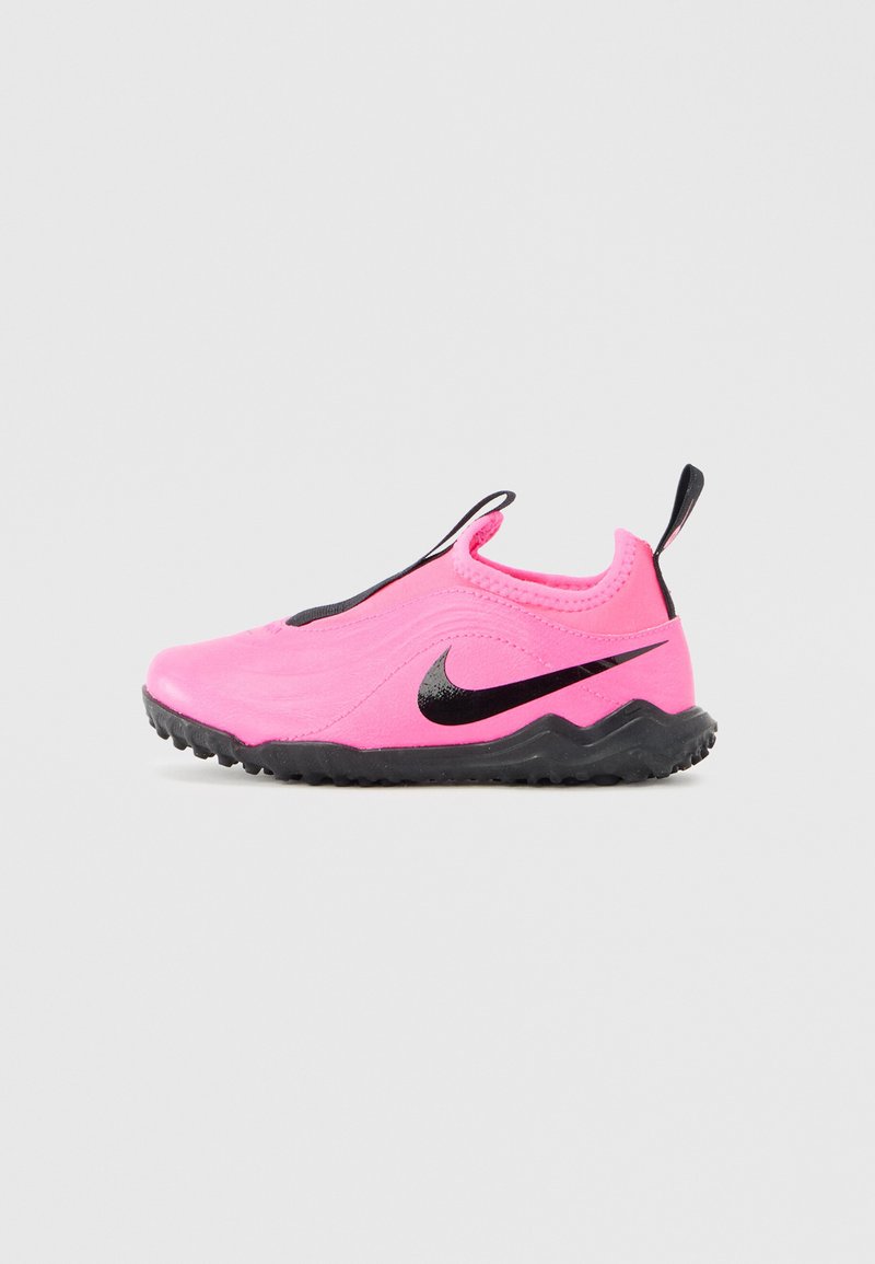 Zapatilla deportiva rosa con parte superior texturizada, diseño elástico tipo slip-on, detalles en negro que incluyen el logo de Nike y una suela exterior de goma duradera.