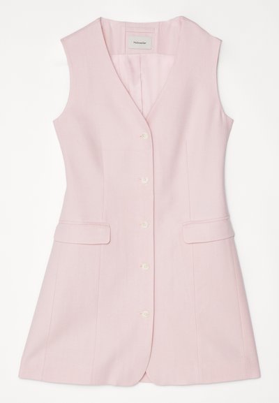 Jasnoróżowa bezrękawnik z wyłóżonym kołnierzem, pięcioma guzikami, dwiema przednimi kieszeniami i gładkim wykończeniem materiału.