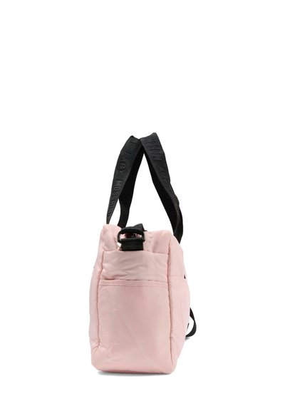 Jasnoróżowa torba materiałowa o teksturowanym wykończeniu, z czarnymi paskami i przednią kieszenią. Okrągły kształt z detalem klamry na górze.