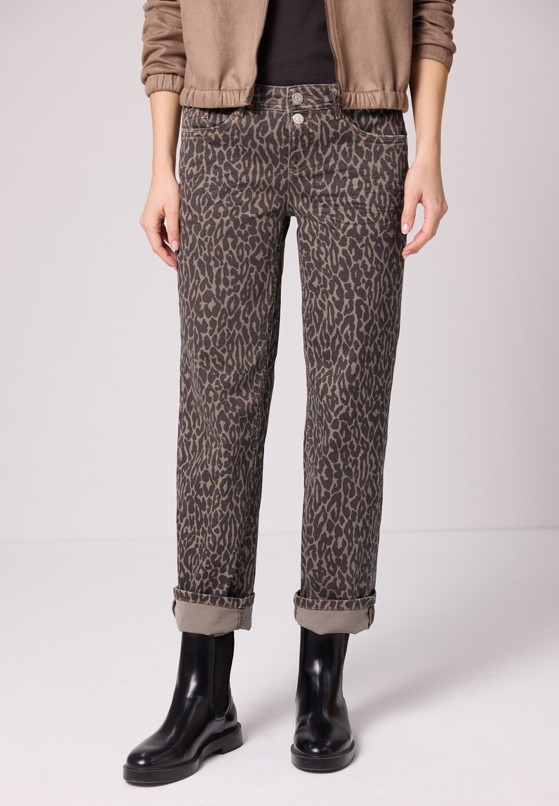 Leopardikuvioiset farkut ruskean ja mustan värimaailmassa, joissa on suora leikkaus, käännetty lahje ja kaksi etutaskua.