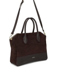 Barna velúr kézitáska lapos bőr alappal és dupla fogantyúval. Állítható vállpánttal és aranyszínű cipzár részlettel rendelkezik.