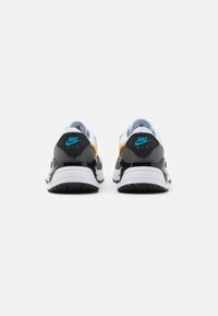 Sneaker neri e grigi con accenti arancioni e blu. Materiali in rete e sintetici. Suola imbottita. Logo Nike presente sul tallone e sulla linguetta.